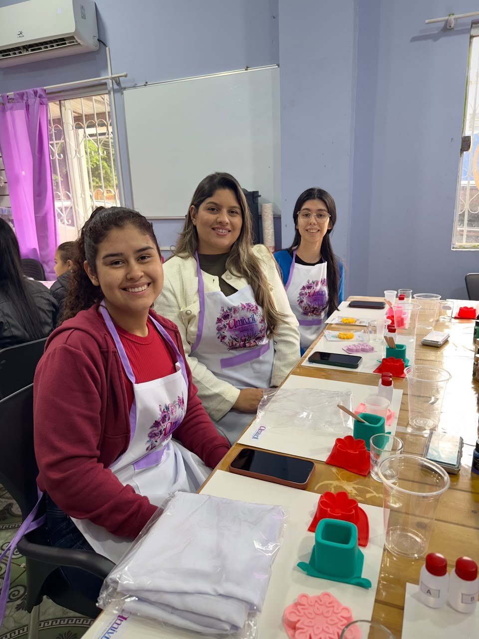 Alumnas en un taller creativo Amivril