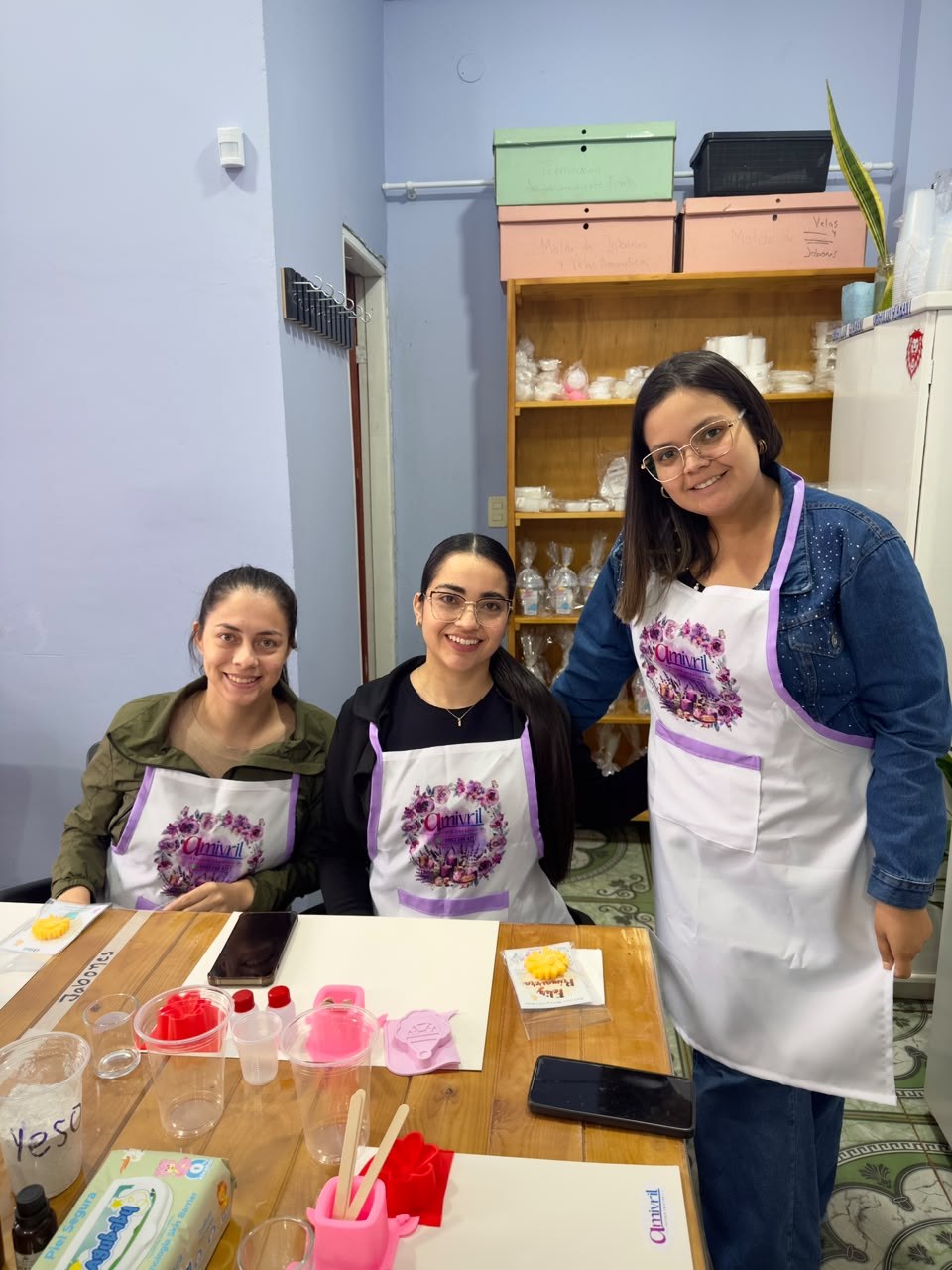 Participantes con delantales Amivril